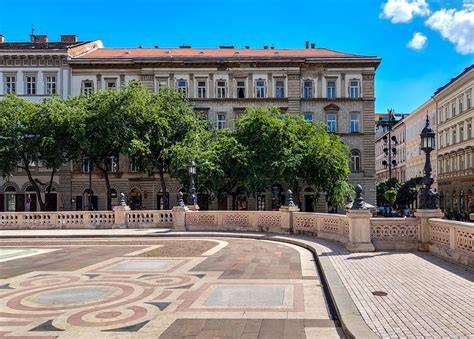 Schäffer-ház klasszicista homlokzata a Roosevelt tér felől
