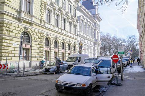 Oskola utca íves utcaszélesítésének fotója a kilátással a Dóm tér felé