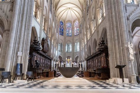 Notre Dame belső tere és díszítő részleteinek analógiája