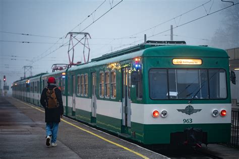 A HÉV megálló kb 200 méterre, a buszmegállók pedig közvetlenül a ház előtt találhatók. Parkolni a ház mögötti szolgáltatói útban lehet, ingyenesen.