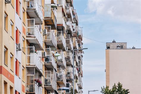 Zöldterülettel rendelkező lakótelep látképe