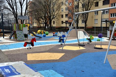 Játszótér és sportpálya a lakótelepen