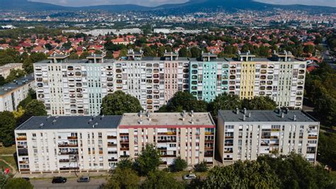 Lakótelepi házak romos környezetben