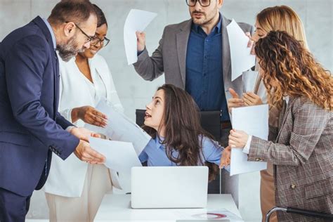 Szomszédok közötti konfliktus szimbóluma