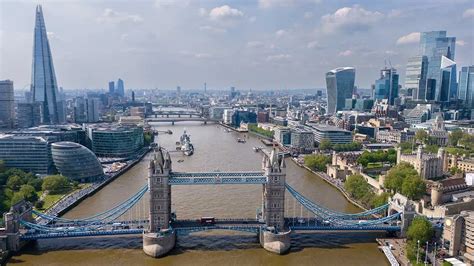 London látképe felhőkarcolókkal