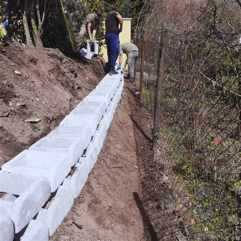 Építés közbeni támfal és zsaluzat felépítése