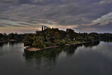 A Lupa Sziget épületeinek panorámája a Dunával
