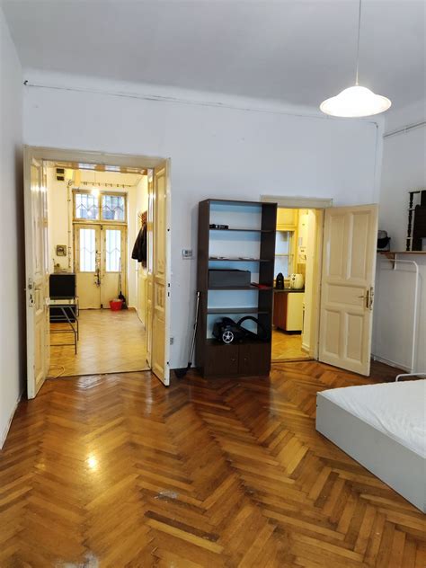 Budapest belvárosi lakás látképe elegáns ablakkal