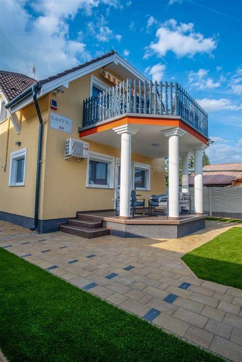 Privát medencés nyaraló a kertben, családbarát környezet