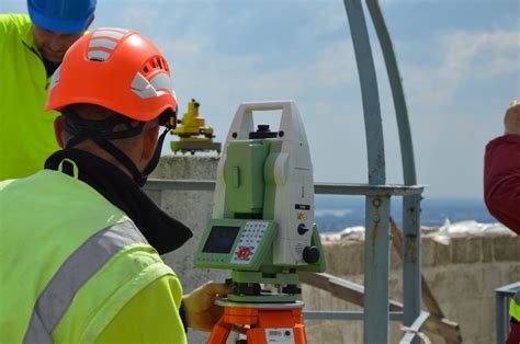 Földmérő munka közben