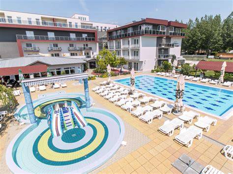 Balaton közelében elhelyezkedő családbarát apartman, parkosított kerttel és medencékkel