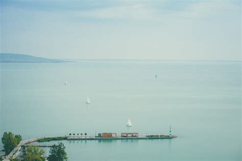 Balaton villamos mellékei, zöld növényzet, medencék