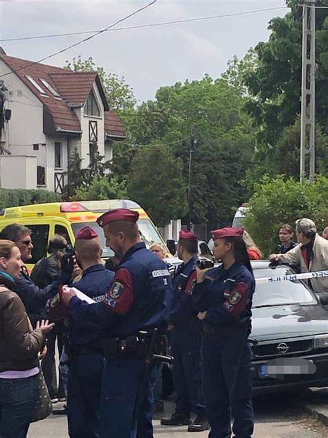 Bíró Ica médiafelvételen, interjú közben