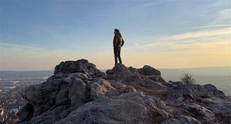 A Kő-hegy dolomit tömpuba sziklafalai