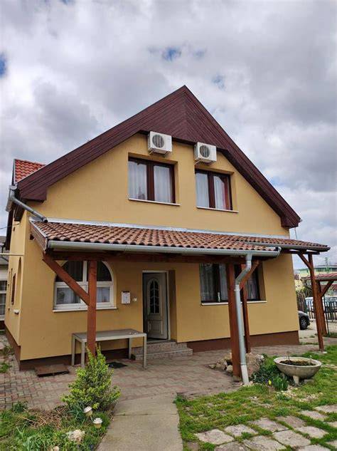 Közeli Balaton-part és stégek látképe