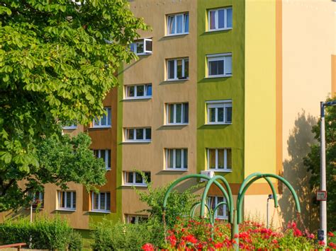 Csúsztatott zsalus épület tipikus homlokzata