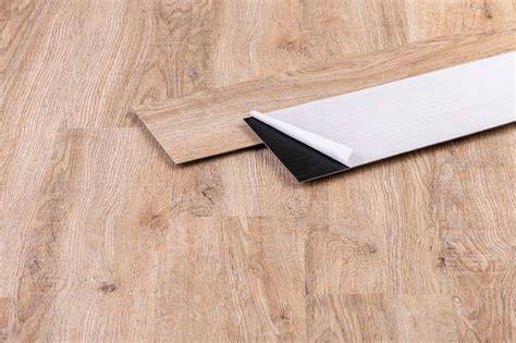 PVC padlólap rétegrendje garázsban - aljzatelőkészítés és ragasztás részletei