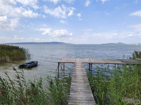 Balatonfenyves vízparti stég és móló panorámája