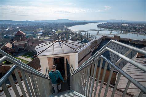 Impozáns Balatonfüred látképe a parti sétányról
