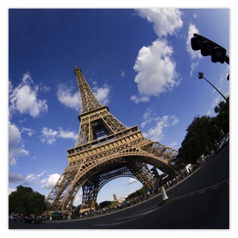 Eiffel-torony látképe a párizsi égen