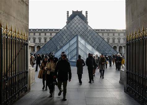 Louvre Kilátása a szimbolikus üveggel és piramissal