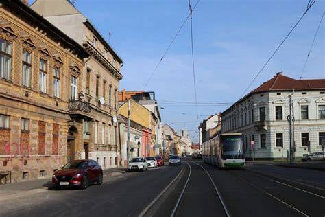 Hunyadi utca hagyományos parasztházai és tornácos homlokzatok
