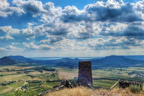Tájkép a Pilis magaslatairól: rálátás a falura és környező hegyekre