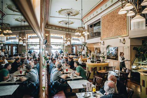 Central Palace jellegzetes belső udvara és a Centrál Café belső részletei