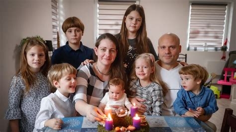 Milán családi fotója a boldog hét hónapos gyermekkel