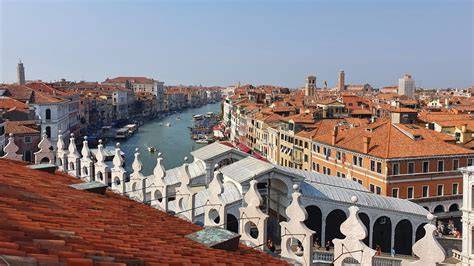 Fondaco dei Tedeschi homlokzata és elrendezése a Rialto közelében
