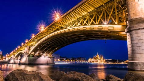 Kilátás a Parlamentre és a Mátyás-templomra Budapest belvárosából