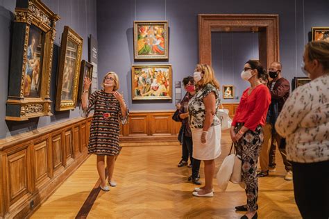 Régi műtárgyak antik boltban