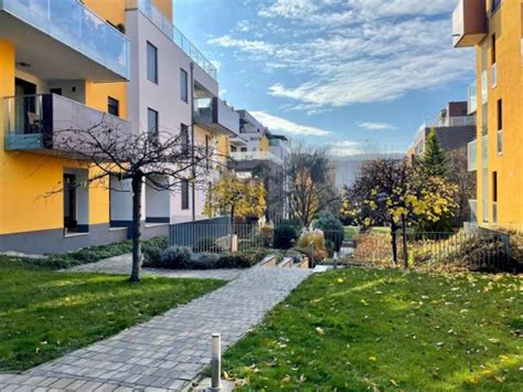 Pasaret Residence kiadó lakás - látvány: zöld terasz és liftes bejárat