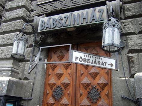 Homlokzati részlet a Pécsi Régi Bábszínház épületéről