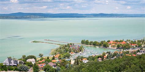 Üdülőövezet tájképe