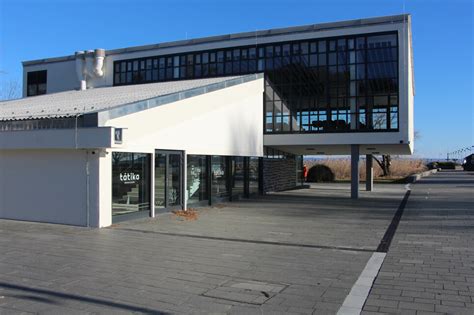 Modern épület Nyírlugoson