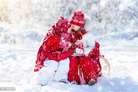 Gyerekek szánkóznak a hóban