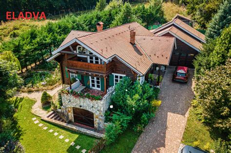 Kilátás a Völgyliget lakóparkra hegyvidéki környezetben
