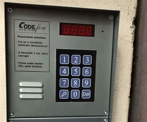 Társasházi bejárat kamerával