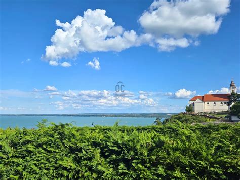 A Balaton-parti ingatlan látképe
