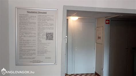 Társasházi folyosó tűzvédelmi táblákkal