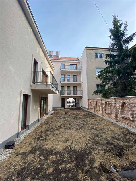 Tungsram utca, társasház homlokzat és zöld környezet