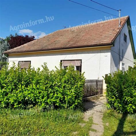 Lakóház melléképülettel