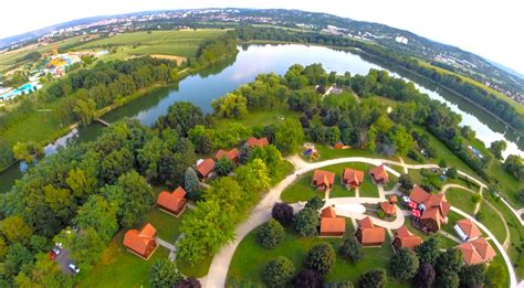 Őrség tájképe, erdő és tavak a távolban