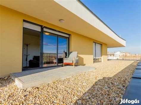 Terasszal rendelkező penthouse lakás jakuzzival és kültéri konyhával