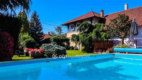 Balatonszemesi apartmanhotel medencével és napozóterasszal