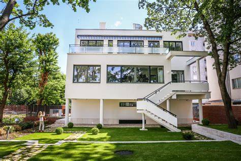 Infografika: Bauhaus épület alaprajzának fő elemei és a szegmensív záródás