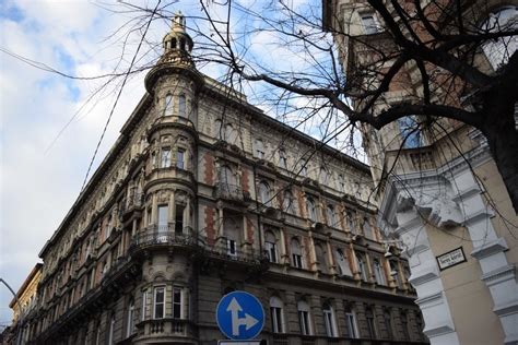 Kép egy klasszikus budapesti bérház homlokzatáról a Károly körúton.
