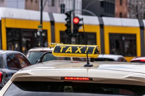 Elhelyezkedése a taxióra főkapcsolónak a vezető lábánál