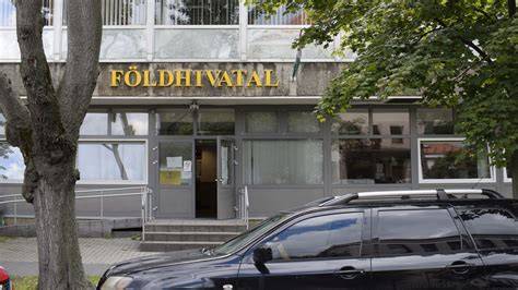 Földhivatal épülete és ügyfélablak